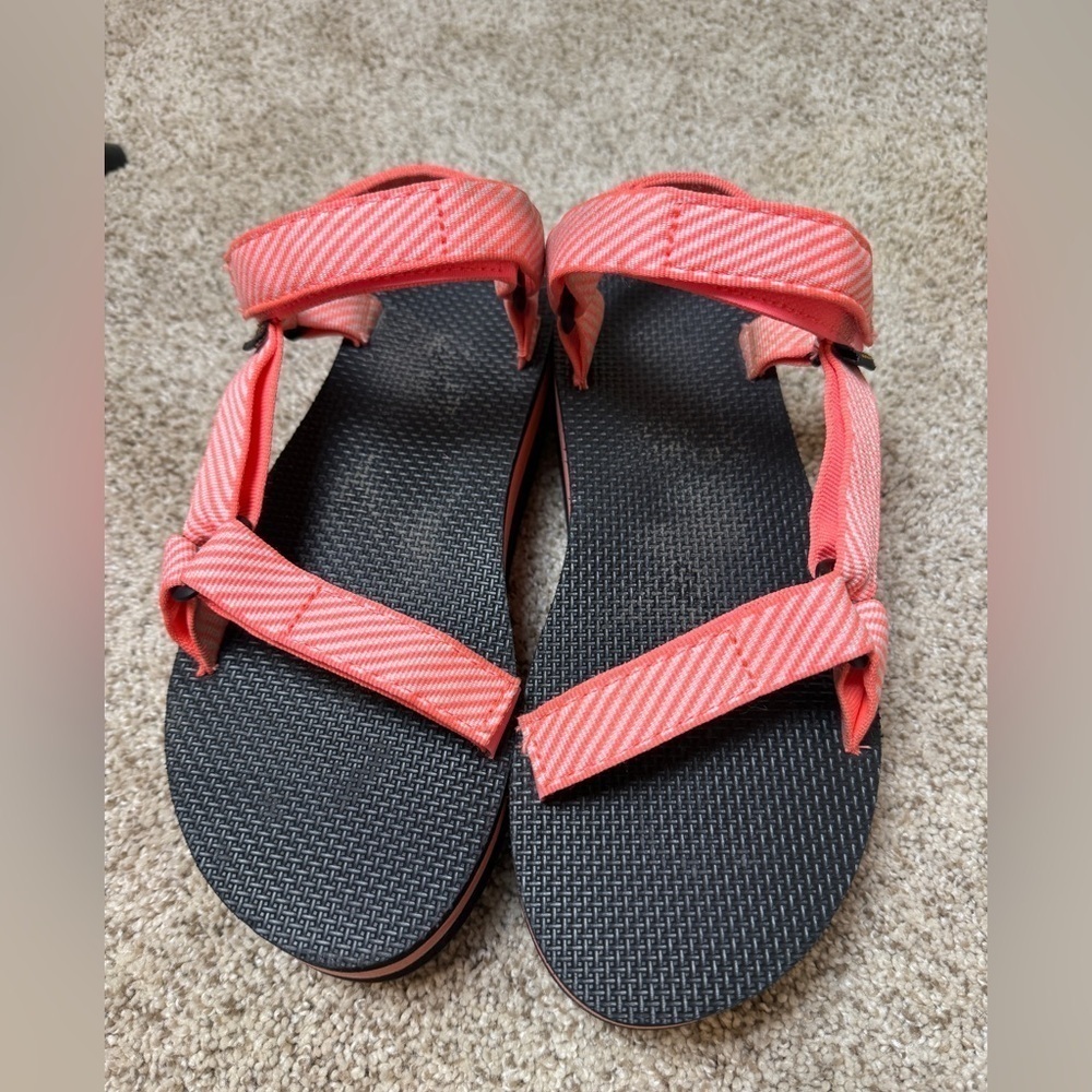 TEVA platform Universal sandals coral Candy stripe pattern size 9